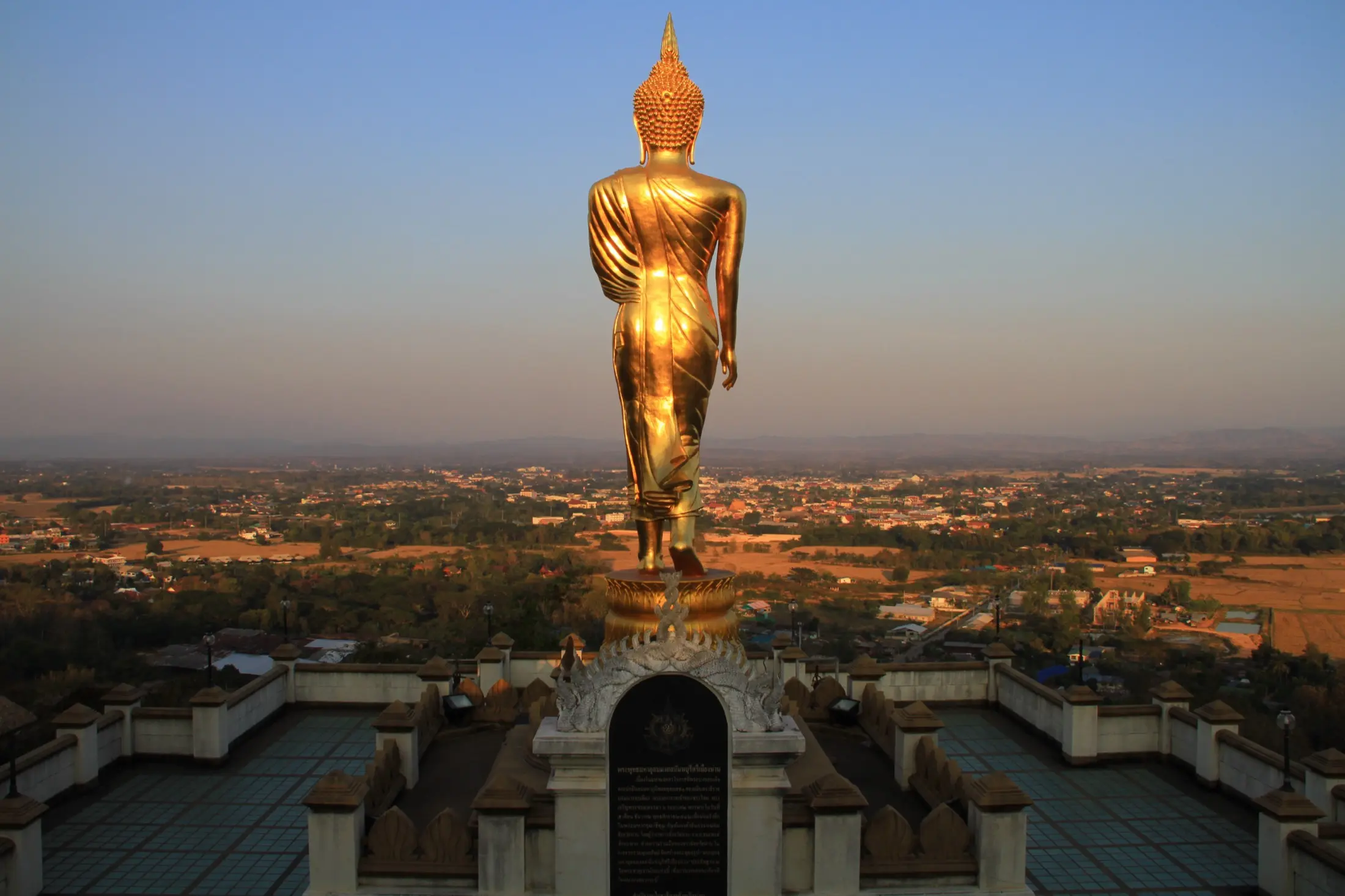 วัดพระธาตุเขาน้อยมองเห็นตัวเมืองน่าน